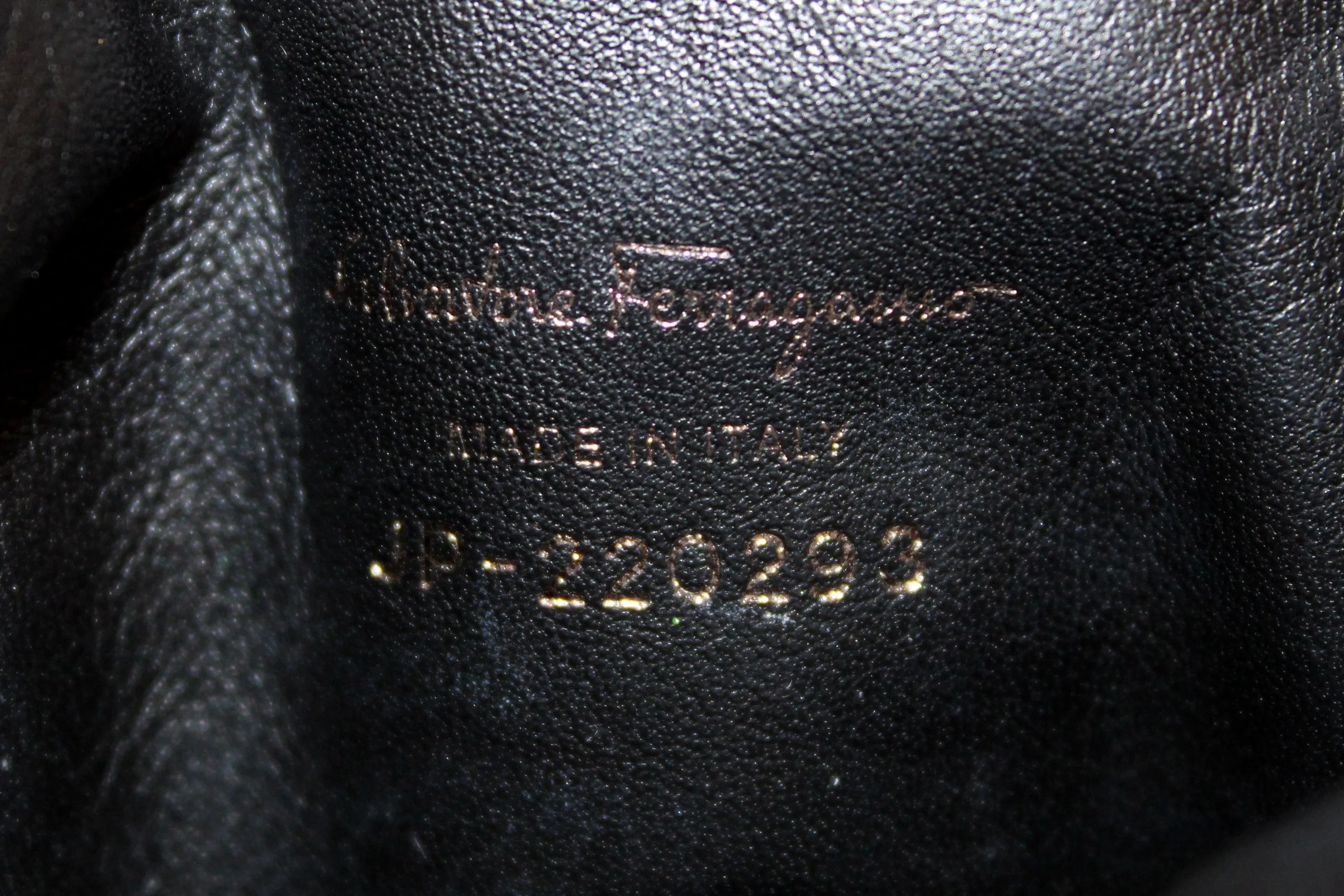 Authentic Salvatore Ferragamo Black Leather Viva Bow Smartphone Case Bag